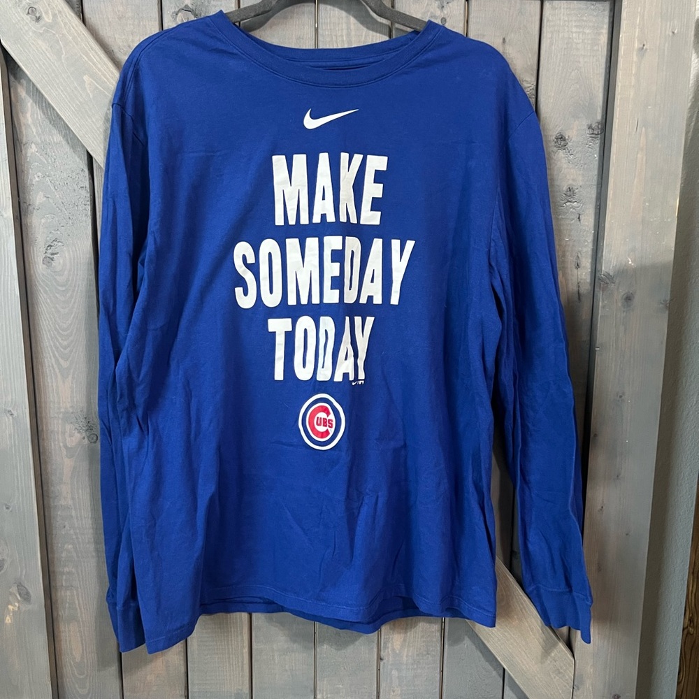 Men’s XL Chicago Cubs long sleeve tee.